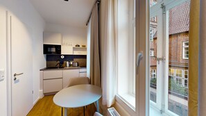 Fully equipped kitchenette in the N°8A Boardinghouse Lüneburg (1)