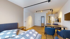 Cozy bedroom with double bed in the N°8A Boardinghouse