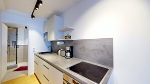 Fully equipped kitchenette in the N°8A Boardinghouse Lüneburg (1)