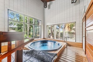 Community amenities: Hot tub, pool, sauna, ski locker