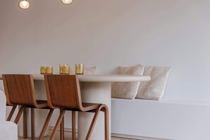 Dining table for 6 persons