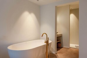 Bathtub of the master bedroom