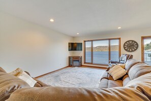 Living Room | Free WiFi | Smart TV | Electric Fireplace | 1st Floor