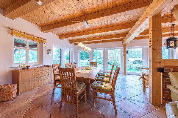 Ferienhaus Havelquelle Essbereich mit Blick in den Garten