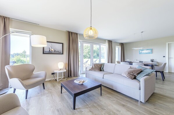 Ferienwohnung Strandidylle Ostseebad Wustrow Wohnzimmer mit gemütlichem Sofa