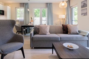 Ferienwohnung Seeluft Wustrow Wohnzimmer mit gemütlichem Sofa