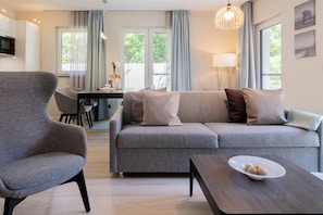 Ferienwohnung Seeluft Wustrow Wohnzimmer mit gemütlichem Sofa