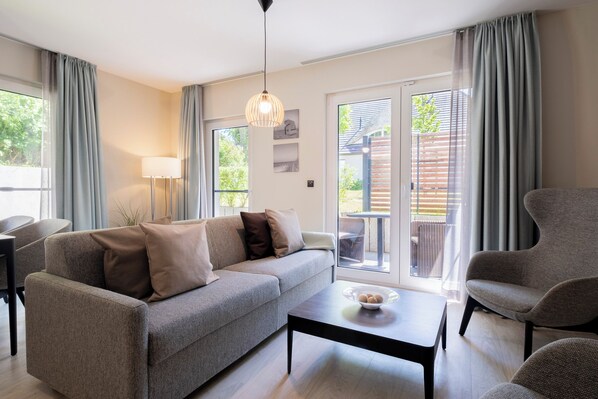 Ferienwohnung Seeluft Wustrow Wohnzimmer mit Terrassen Zugang
