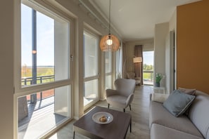 Ferienwohnung Sonnengott in Wustrow Blick auf die Couch im Wohnzimmer