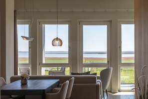 Ferienwohnung Sonnengott in Wustrow Essbereich mit Ostseeblick