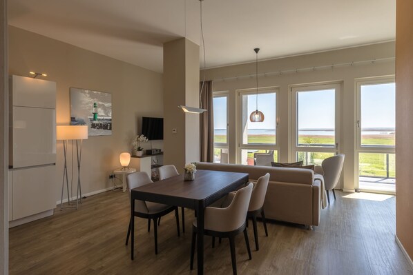 Ferienwohnung Sonnengott in Wustrow Blick in den offenen Wohnberreich
