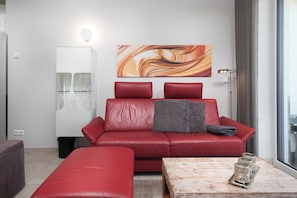 Ferienwohnung Anastasia Waren Wohnzimmer mit rotem Sofa