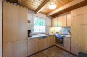 Ferienhaus Himmelblau in Jabel Blick in die Küche