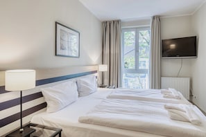 Ferienwohnung Ostseeanker in Zingst Blick ins Schlafzimmer mit gemütlichem Doppelbett
