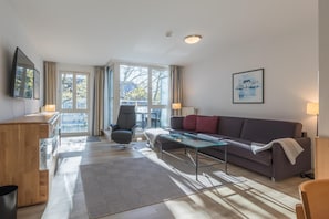 Ferienwohnung Ostseeanker in Zingst Wohnbrereich mit Zugang zum Balkon