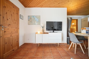 Blumenhaus Waren Essbereich mit TV Einheit