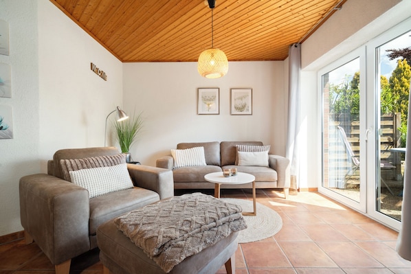 Blumenhaus Waren Wohnzimmer mit Terrassen Zugang