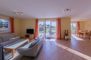 Ferienwohnung Storchenruh Wohnbereich mit Zugang zur Terasse