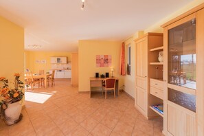 Ferienwohnung Storchenruh Wohnbereich mit Schreibtisch