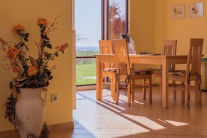 Ferienwohnung Storchenruh Essbereich im Wohnzimmer