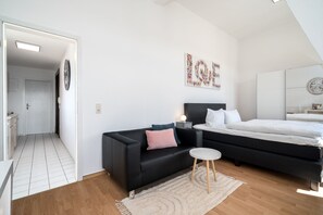 Ferienwohnung SeaLove in Malchow Couch im Wohnbereich
