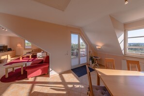 Ferienwohnung Storchenflug offener Wohnbereich mit Zugang zum Balkon