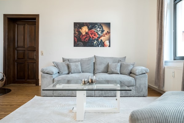 Ferienwohnung InselLiebe in Malchow Couch im Wohnbereich
