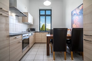 Ferienwohnung InselLiebe in Malchow Küche mit Esstisch
