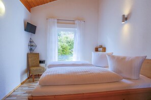 Ferienhaus MöwenKieker Schlafzimmer mit Blick in den Garten
