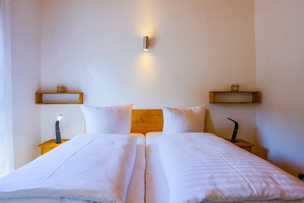 Ferienhaus MöwenKieker gemütliches Doppelbett im Schlafzimmer