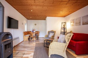 Ferienhaus MöwenKieker offener Wohnbereich mit Sitzecke und Kamin