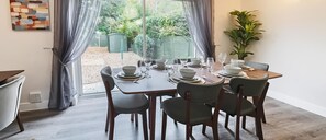 BRIGHT AND SPACIOUS DINING AREA IDEAL FOR GROUP MEALS