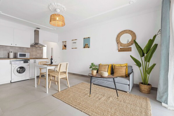 Disfruta del espacio amplio y luminoso de Palm Sunset, con su terraza XL ideal para relajarte bajo el sol y un estilo boho que te invita a desconectar. Reserva tu estancia y vive Lanzarote con todo el confort que mereces. 🌿✨
