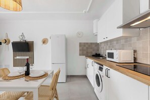 Espacio funcional y luminoso con cocina equipada y comedor para dos personas, ideal para preparar y disfrutar tus comidas en un ambiente relajado. Descubre el confort de Palm Sunset y haz tu reserva hoy mismo. 🍷🍽️

