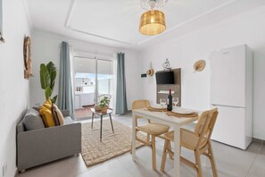 Descubre el encanto de Palm Sunset, un espacio luminoso y acogedor que combina comodidad boho con una terraza amplia perfecta para desconectar y disfrutar. Haz tu reserva y vive Lanzarote a tu ritmo. 🌿✨


