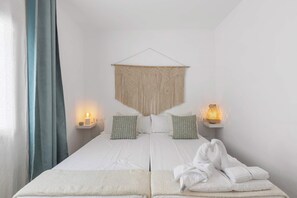 Descansa en un dormitorio sereno con decoración boho y detalles cuidados para tu confort. Relájate y despierta renovado en Palm Sunset. Reserva tu estancia y vive la experiencia.

