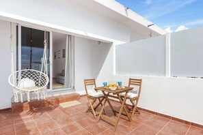 Disfruta de la luz natural y el aire fresco en la amplia terraza de Palm Sunset, un rincón perfecto para desayunos al sol y momentos de relajación en Lanzarote. Reserva tu estancia y vive la experiencia boho con comodidad. 🌞🌿