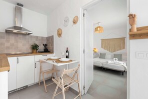 🛏️ Despierta en Los Cocoteros con esta cama doble perfecta para tu descanso en Lanzarote. Luz natural canaria y diseño minimalista te esperan. ¡Tu escape bohemio comienza aquí! 💫 Reserva ya