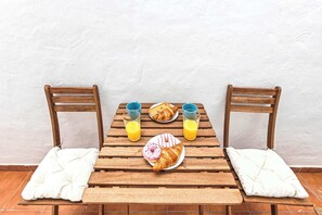 🌊 Terraza exclusiva en Los Cocoteros con mesa para dos y panorámica del Atlántico infinito. Tu refugio personal donde cada comida se convierte en una experiencia gastronómica con vistas. ¡Tu momento único! 🍽️ Vive el sueño canario