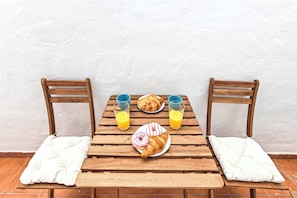 🌊 Terraza exclusiva en Los Cocoteros con mesa para dos y panorámica del Atlántico infinito. Tu refugio personal donde cada comida se convierte en una experiencia gastronómica con vistas. ¡Tu momento único! 🍽️ Vive el sueño canario