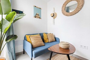 🛋️ Zona de estar cómoda en Los Cocoteros con sofá perfecto para relajarte después de explorar Lanzarote. Espacio luminoso y acogedor para tu momento de descanso. ¡Vívelo! 🌺 Disponible ahora