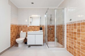 🚿 Baño
Espacioso, funcional y listo para recargar energías.
🧼🌾 Ducha efecto lluvia, toallas suaves y detalles sencillos que suman bienestar.
Aquí cada gesto diario se vuelve ritual.