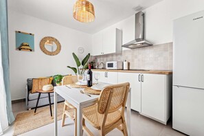 🌿 Cocina & Estar 
Luz natural, texturas nobles y detalles que inspiran calma.
🍷✨ Sirve una copa, cocina algo sencillo… y deja que el tiempo se detenga.
Tu refugio de diseño te espera.