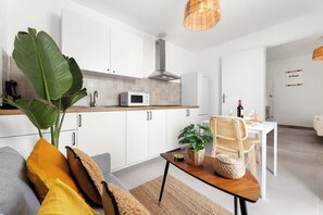 🛋️ Cocina & Zona de Estar 
Diseño natural, mesa para dos y sofá acogedor. Cocina lo justo, brinda sin prisa y relájate tras un día de mar o volcanes.
🌿✨ Tu refugio de calma empieza aquí.