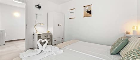 🌾 Dormitorio & Escritorio
Luz blanca, espacio funcional y un guiño romántico.
🕊️✨ Ideal para descansar, trabajar... o simplemente estar.
Todo está pensado para que desconectes de verdad.