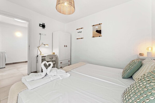 🌾 Dormitorio & Escritorio
Luz blanca, espacio funcional y un guiño romántico.
🕊️✨ Ideal para descansar, trabajar... o simplemente estar.
Todo está pensado para que desconectes de verdad.

