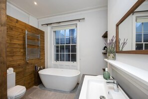 Beautiful bathroom with the WoW factor!