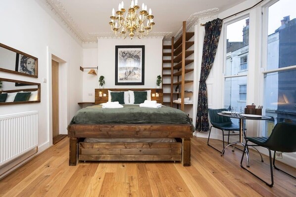 Bright spacious studio apartment with bespoke king size bed