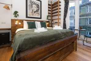 Super comfortable king size bed with fresh white linen, cosy duvet, throw and cushions