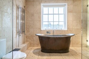 Relax in this beautifully stylish, stand alone, roll top bath!